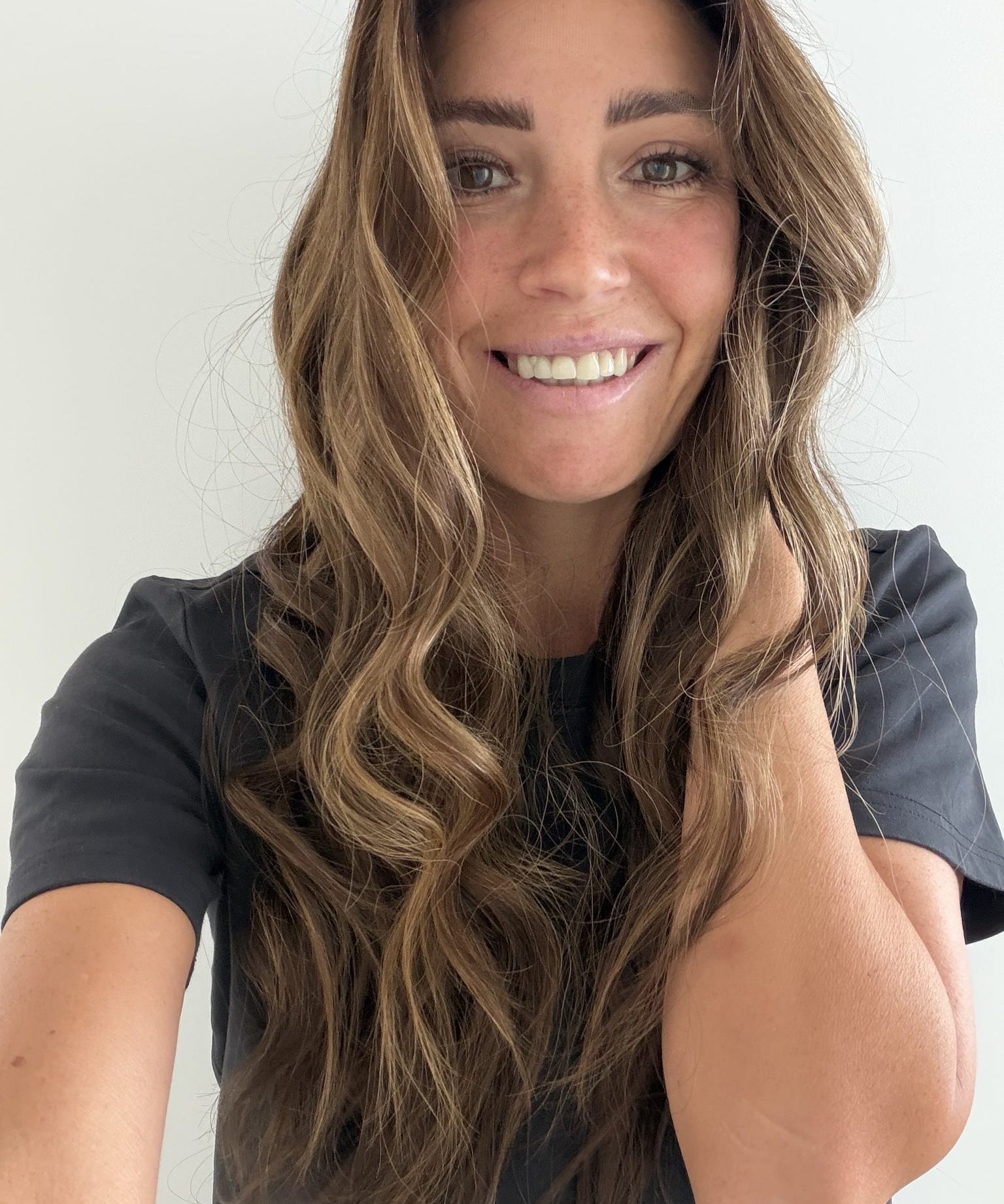 Bronzed Caramel 24-inch wavy wig in brunette caramel balayage, front view
