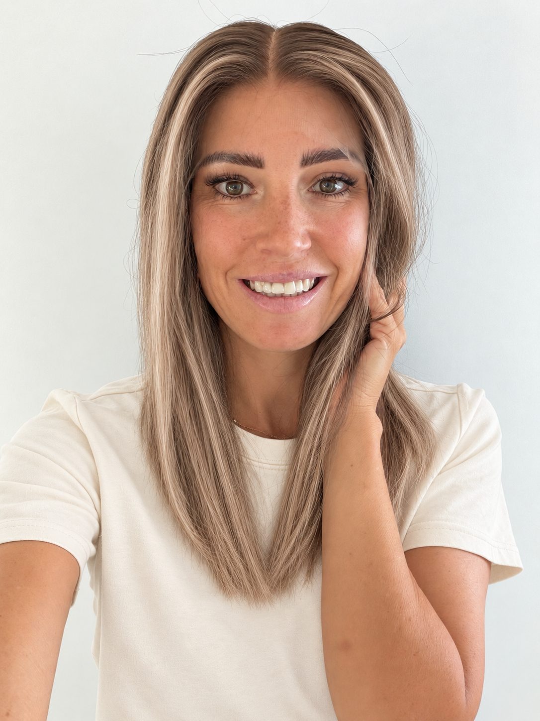 Champagne Melt 16-inch layered straight wig in rooted champagne blonde balayage, front view