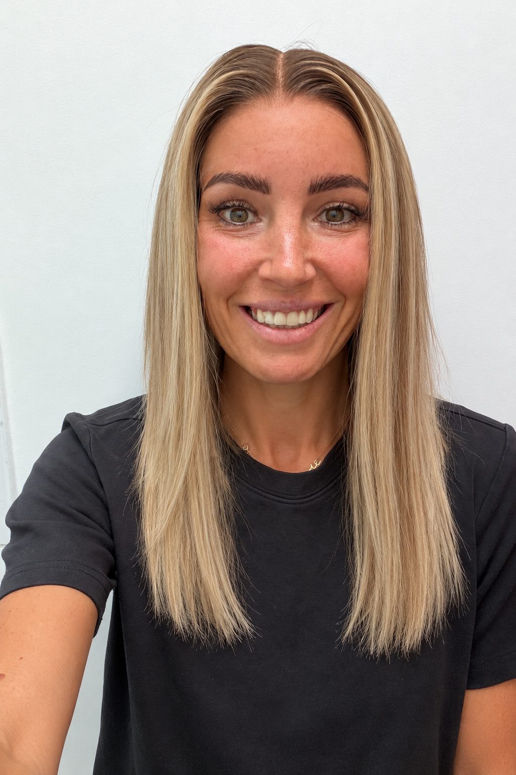 Champagne Melt 18-inch straight wig in rooted champagne blonde balayage, front view