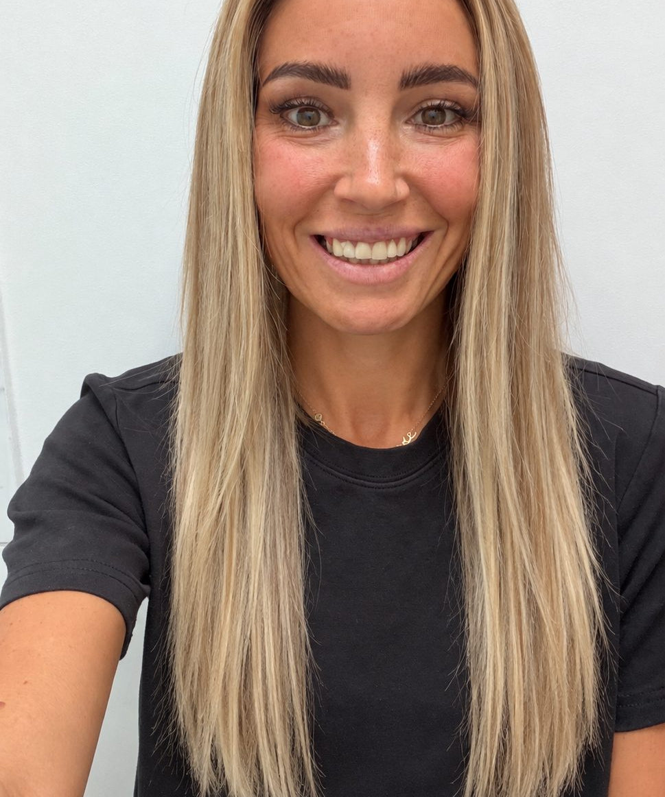 Champagne Melt 20-inch straight wig in rooted champagne blonde balayage, front view