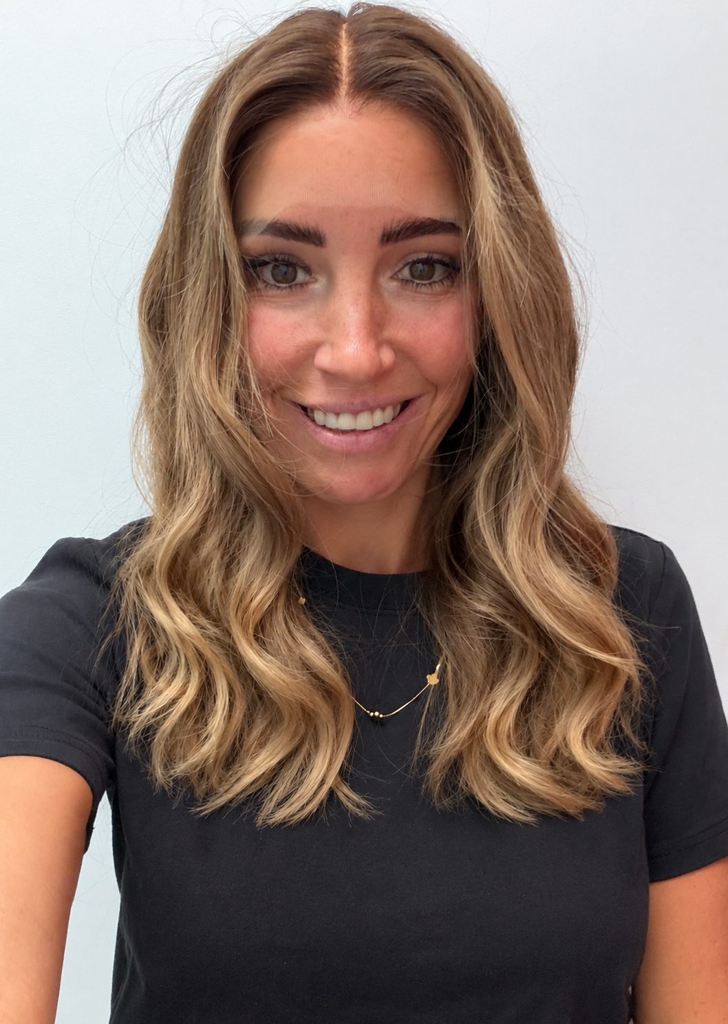 Golden Honey 16-inch wavy wig in golden blonde balayage, front view