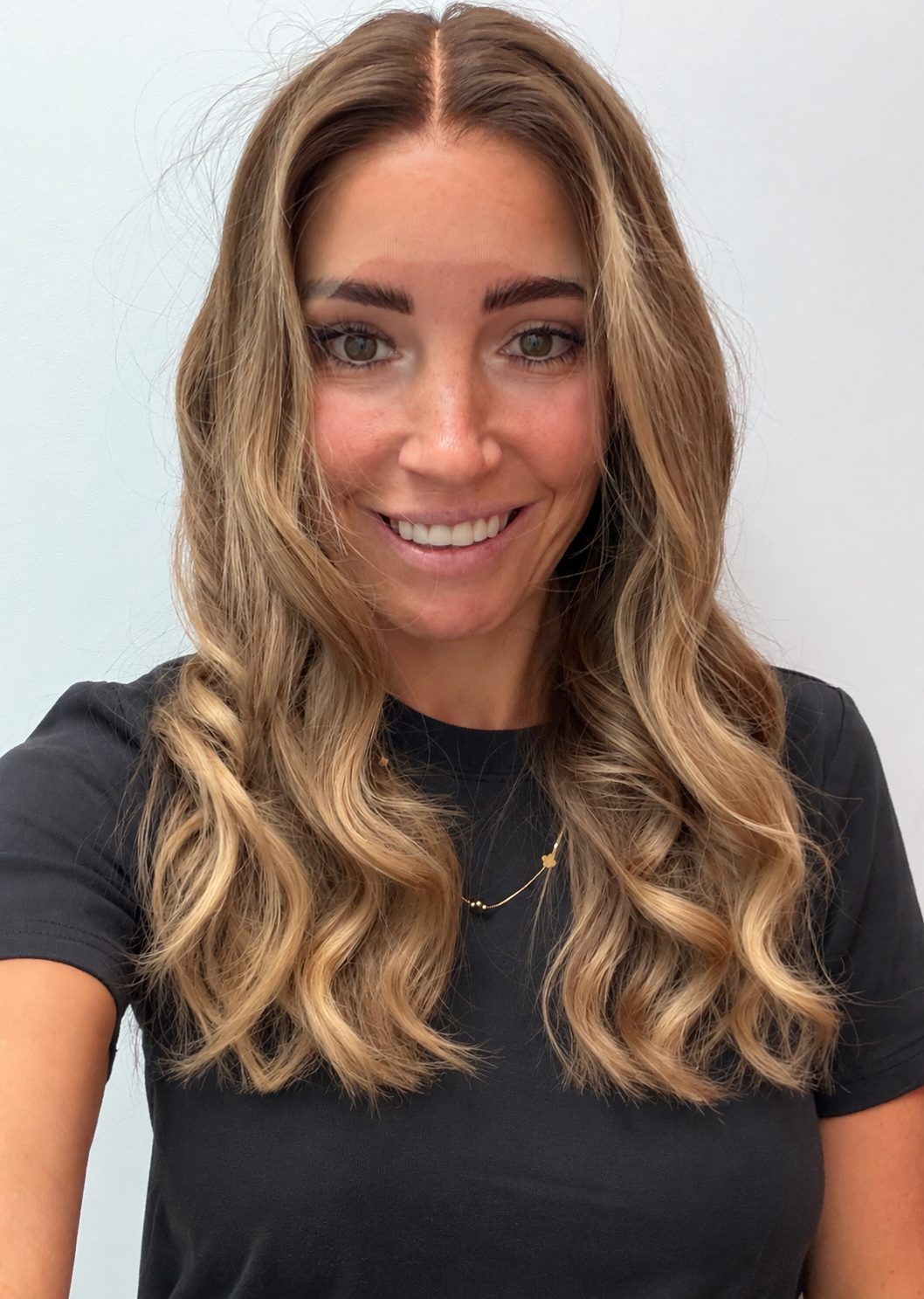 Golden Honey 18-inch wavy wig in golden blonde balayage, front view