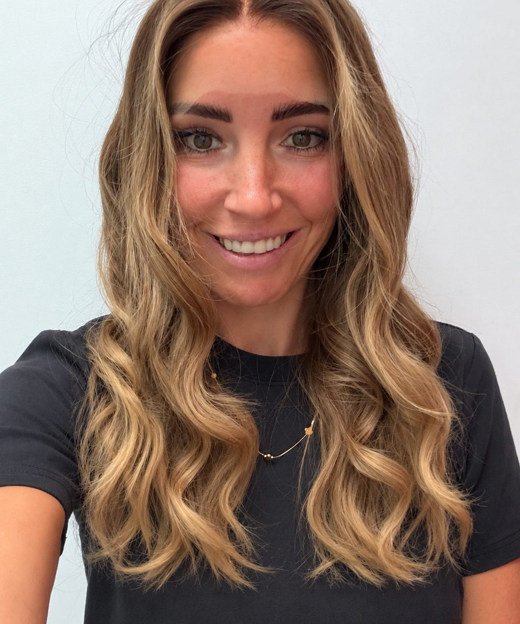 Golden Honey 20-inch wavy wig in golden blonde balayage, front view