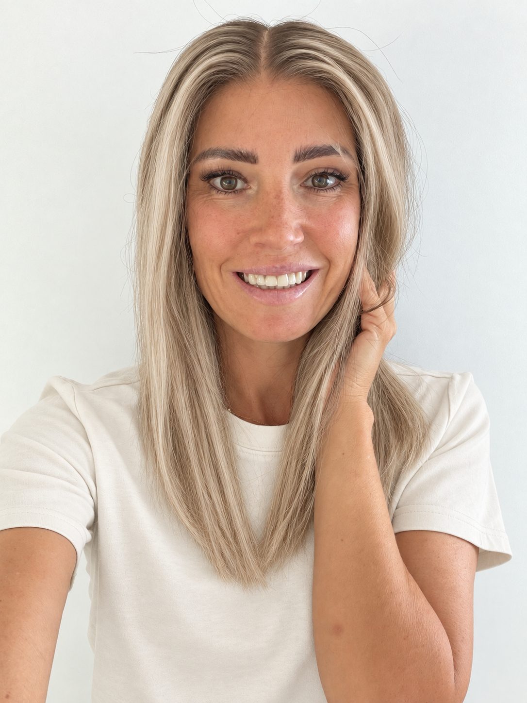 Vanilla Sand 16-inch layered straight wig in rooted beige blonde, front view