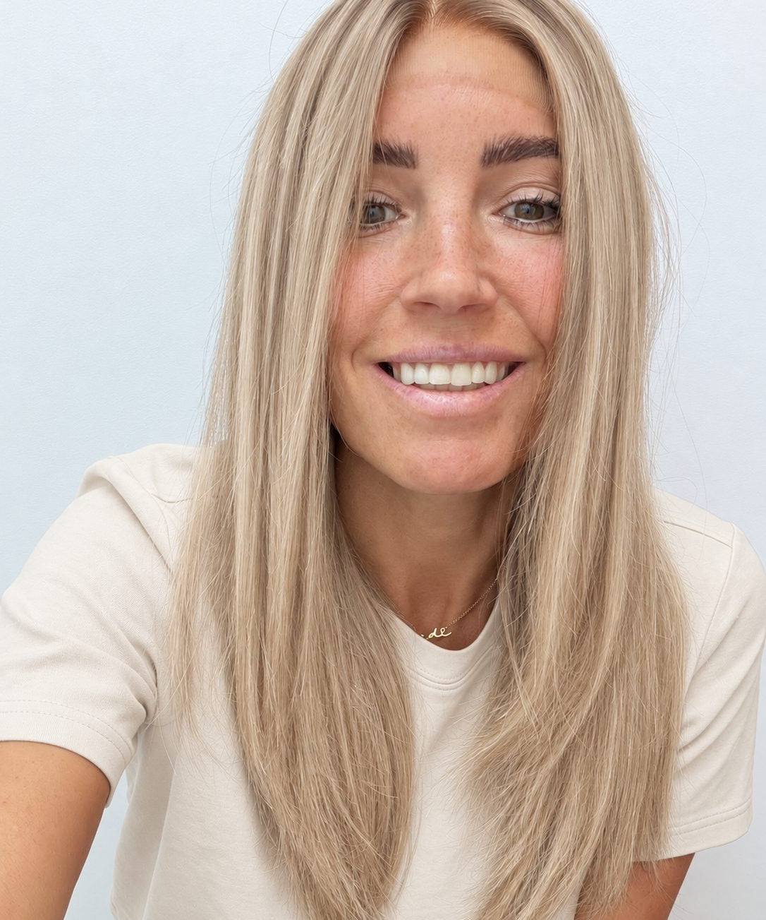 Vanilla Sand 18-inch layered straight wig in rooted beige blonde, front view